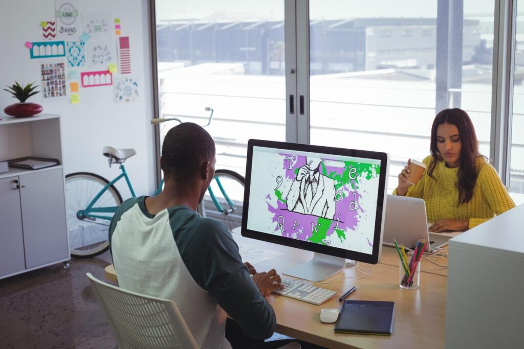 Designer enviando arte para o cliente no DesignCrowd.