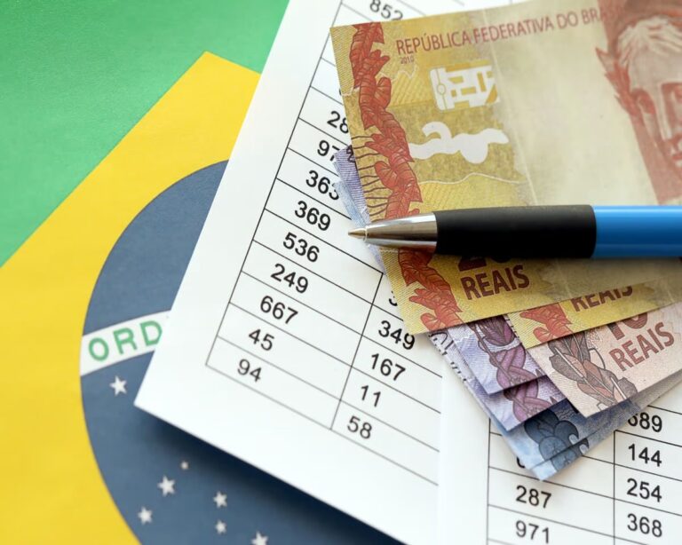 Documento de ordem de pagamento com notas de dinheiro para realizar o pagamento no Brasil