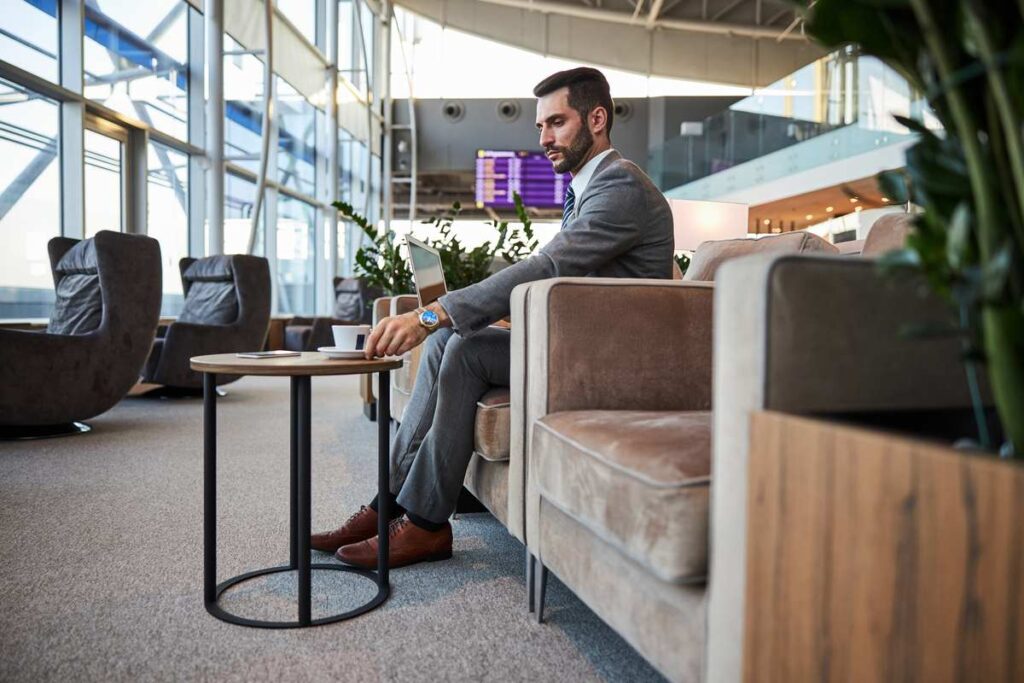 Cliente do cartão LATAM Pass aguardando o voo na sala VIP do aeroporto.