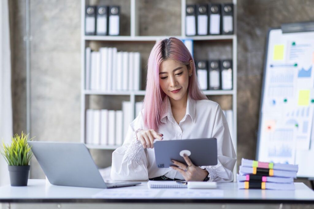 Freelancer acessando o Jobspresso pelo tablet. 