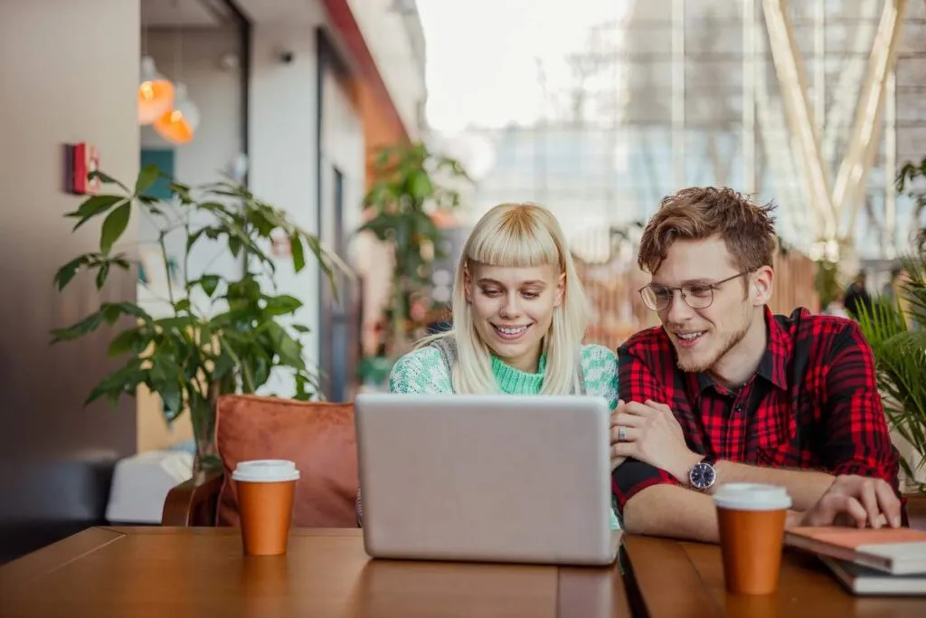 Casal de freelancers acessando o Working Nomads no café. 