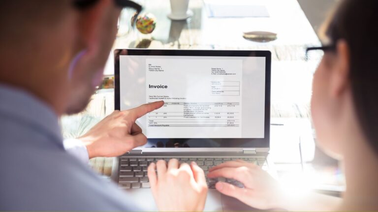 Freelancers aprendendo como gerar invoice online