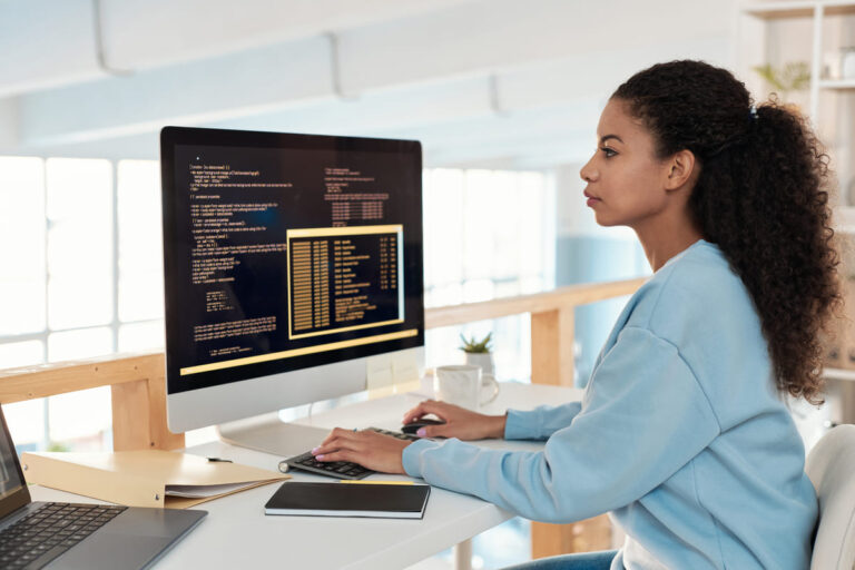 Pessoa usando o CSS no computador para desenvolvimento de web