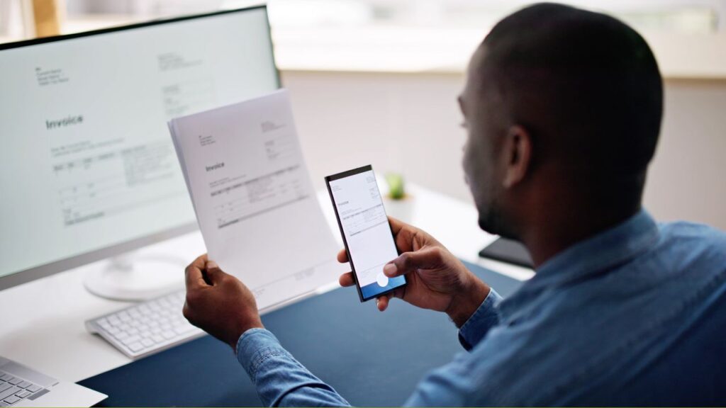 Homem gerando invoice no computador