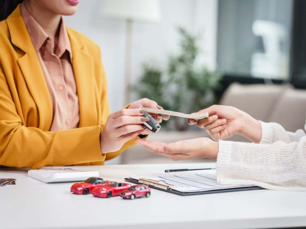 Mulher assinando contrato de compra de venda de carro nos EUA.