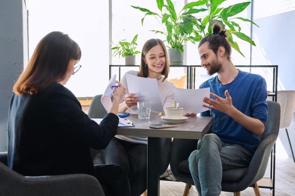 Clientes do Bradesco Prime conversando com a gerente do banco.