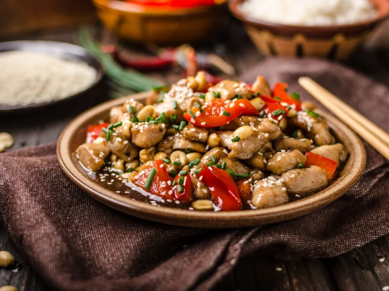 As comidas chinesas são uma das mais conhecidas do mundo, com pratos que já fazem parte do dia a dia de muitos brasileiros, como frango xadrez, rolinho primavera e yakisoba.