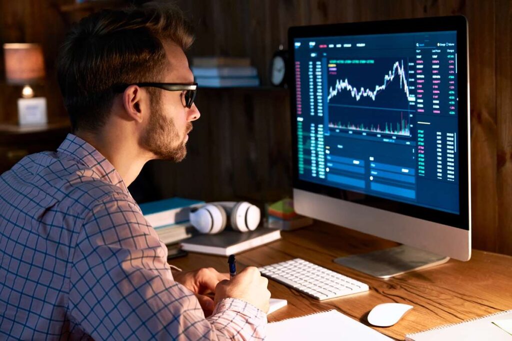 Homem acessando a plataforma da Equiniti Shareview