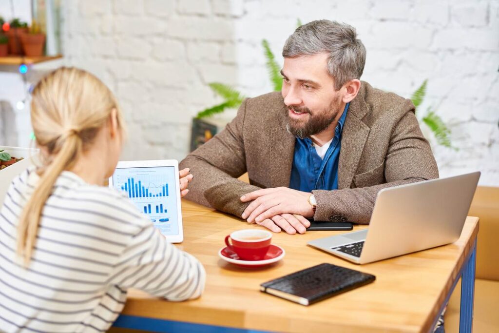 Assessor financeiro conversando com cliente da conta Itaú Personnalité