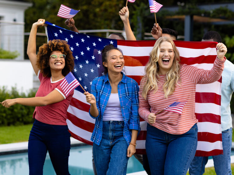 4 de julho é o Dia da Independência dos Estados Unidos, marcado por celebrações, fogos de artifício, tradições culturais e impacto na economia do país.