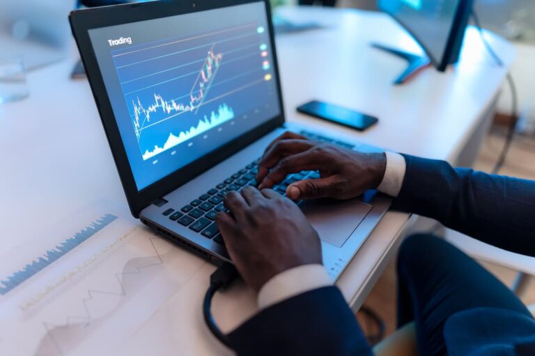 Homem olhando investimentos feitos com a Coincheck.