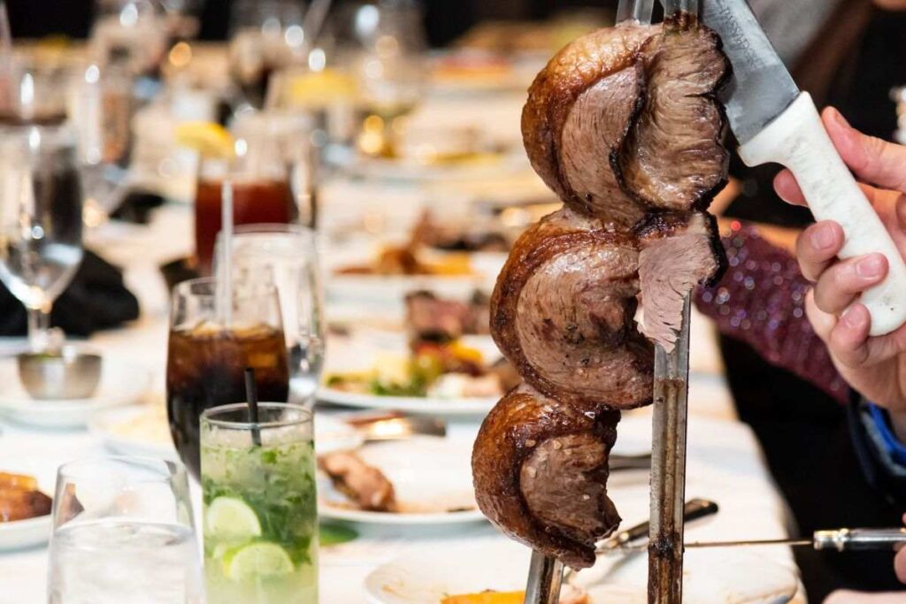 Carne de churrasco sendo servida em um dos melhores restaurantes brasileiros em Paris.