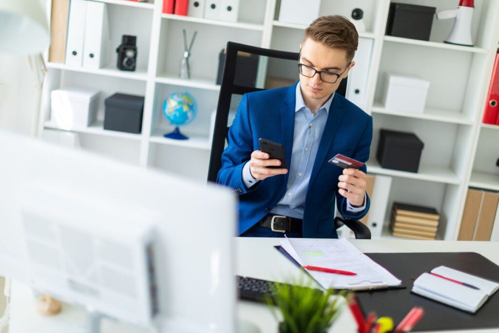 Cliente do Safra Private Banking acessando o internet banking pelo smartphone.