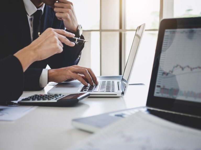 Homem aprendendo como abrir conta na Drivewealth