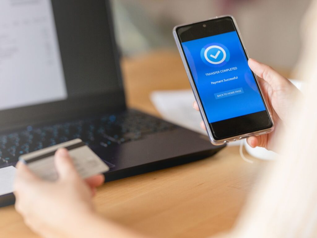 Mulher usando celular para abrir conta na Drivewealth