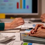 Grupo de trabalhadores abrindo uma empresa offshore
