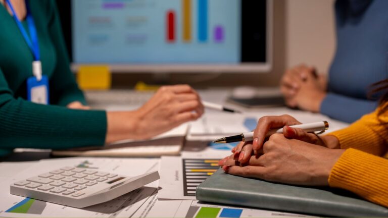 Grupo de trabalhadores abrindo uma empresa offshore