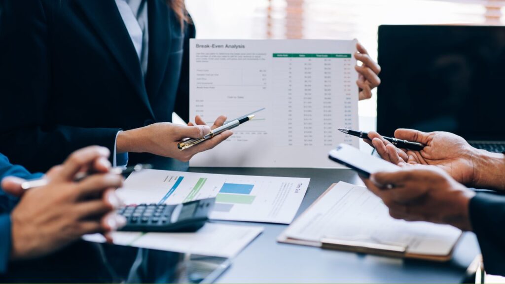 Homem apresentando plano de negócios de empresa offshore