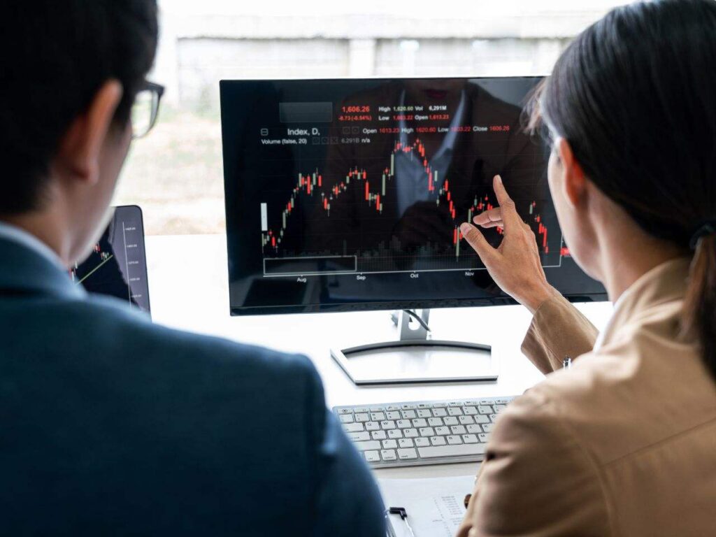Mulher explicando como abrir conta na TD Ameritrade
