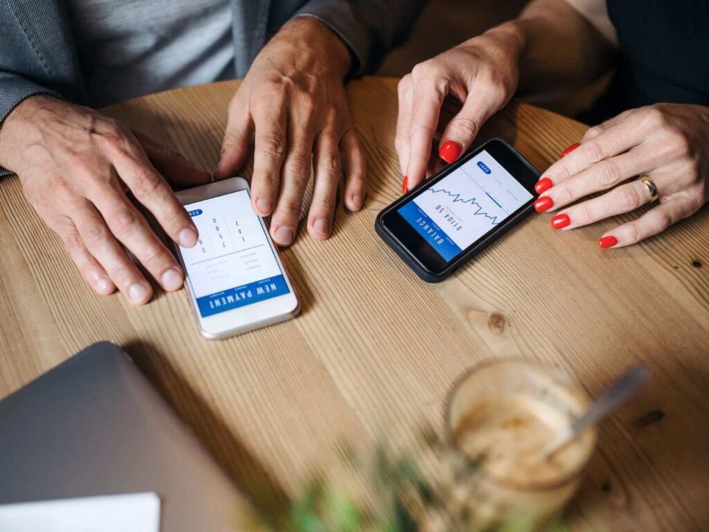 Pessoas fazendo transferências bancárias pelo celular