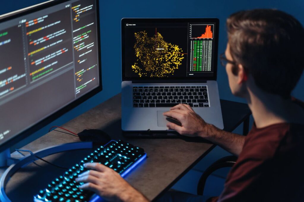 Homem acessando a Dark Web pelo computador.