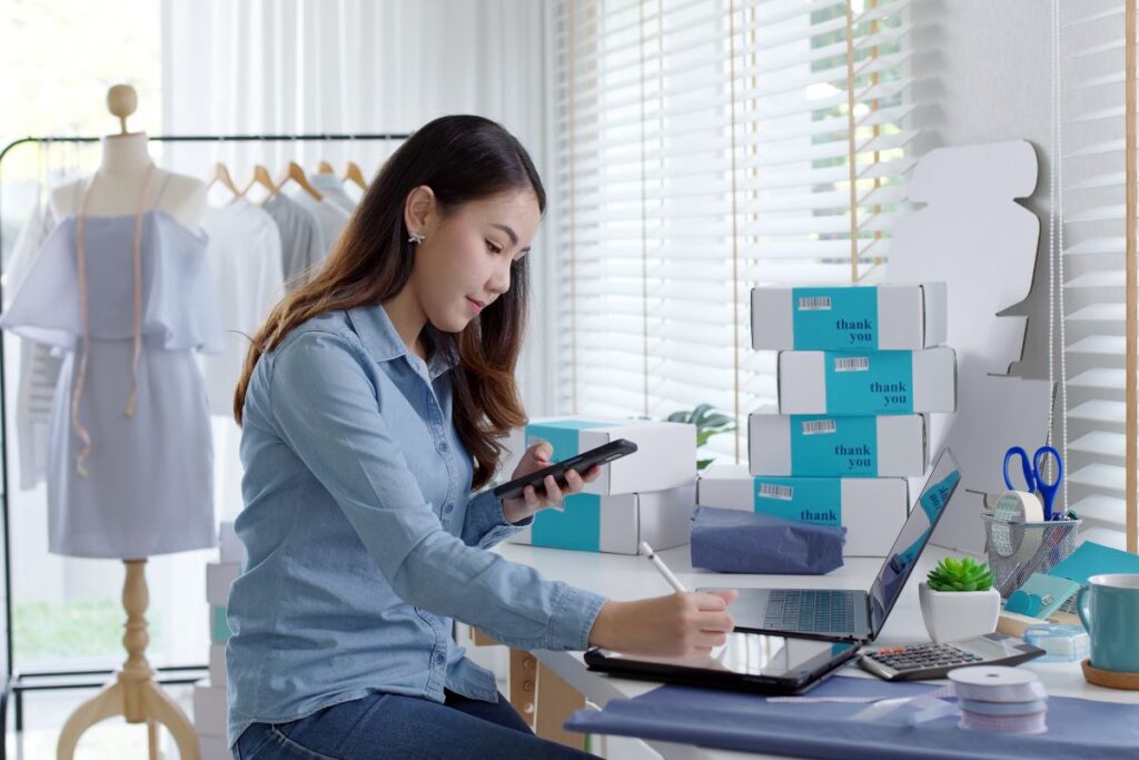 Fornecedora de dropshipping organizando as encomendas.