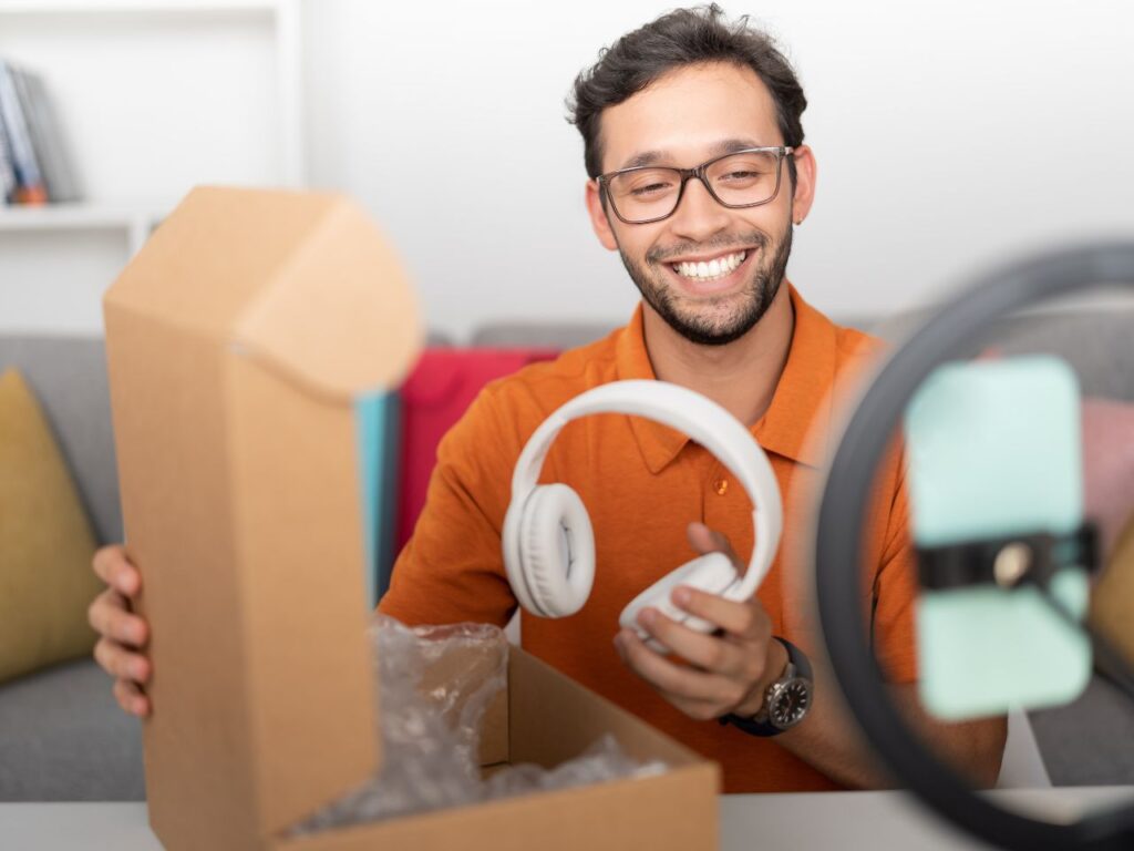 Influenciador apresentando produtos que mais vendem na internet
