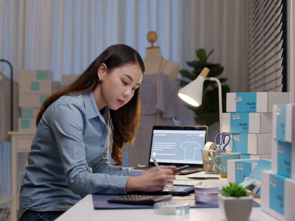 Mulher pesquisando sobre os produtos que mais vendem na internet