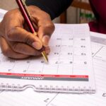 Homem marcando os feriados nos EUA no calendário