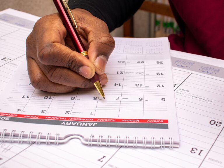 Homem marcando os feriados nos EUA no calendário