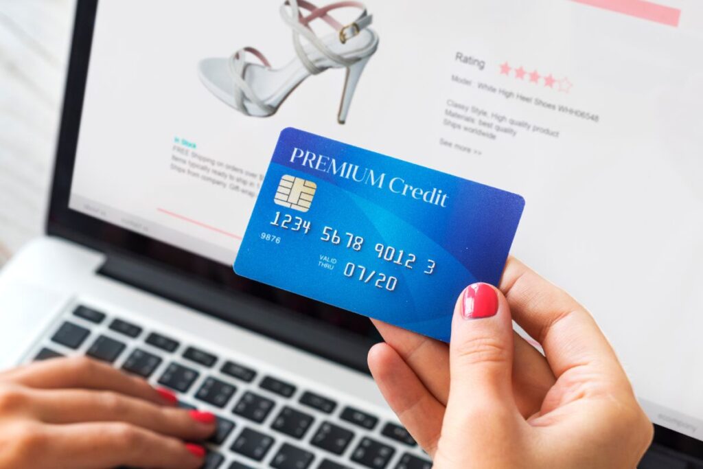 Mulher fazendo pagamento online no e-commerce.