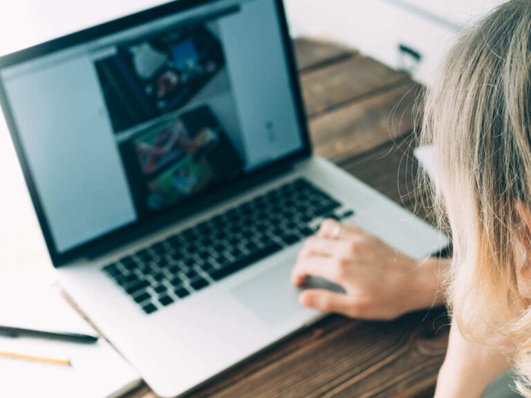 Conheça os sites que pagam em dólar, saiba como receber na moeda americana morando no Brasil e dicas para ter sucesso!
