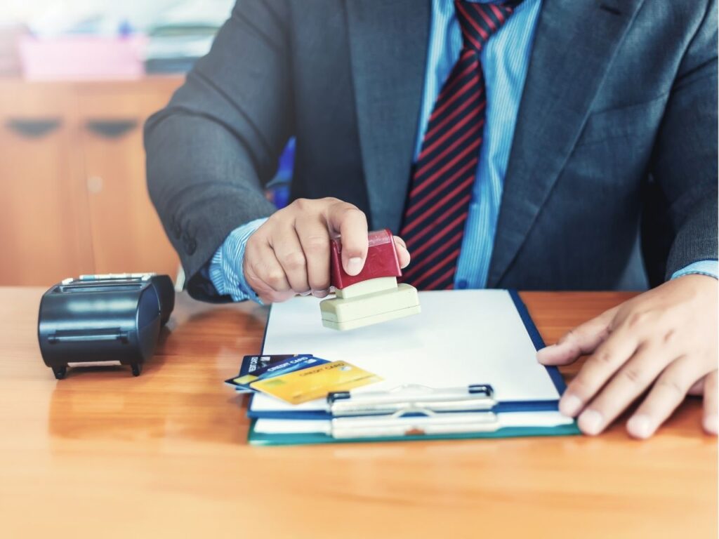 Gerente aprovando empréstimo para negativado