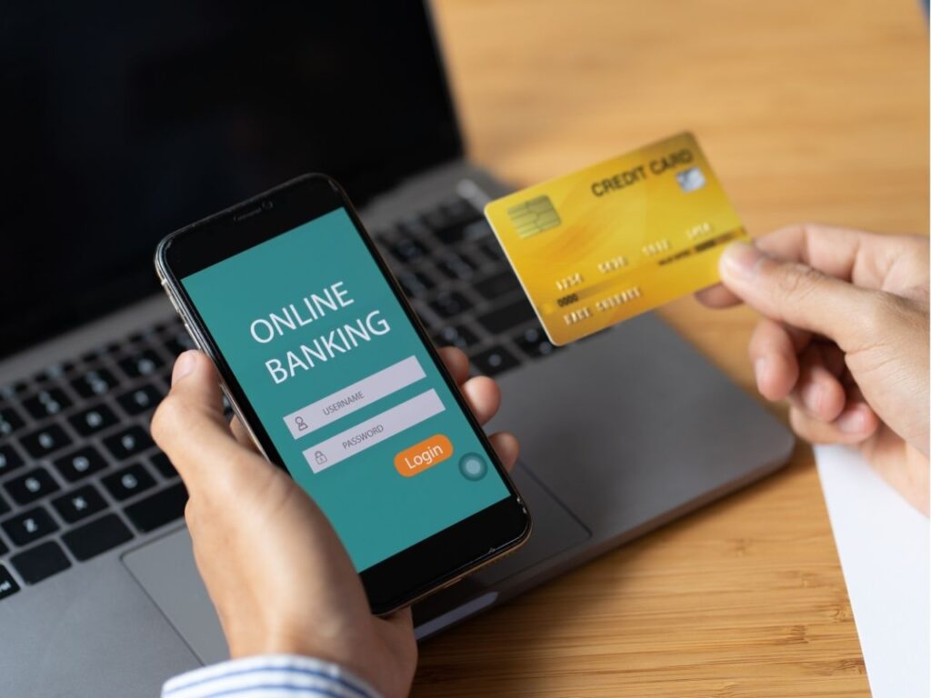 Mulher fazendo compras online com o cartão