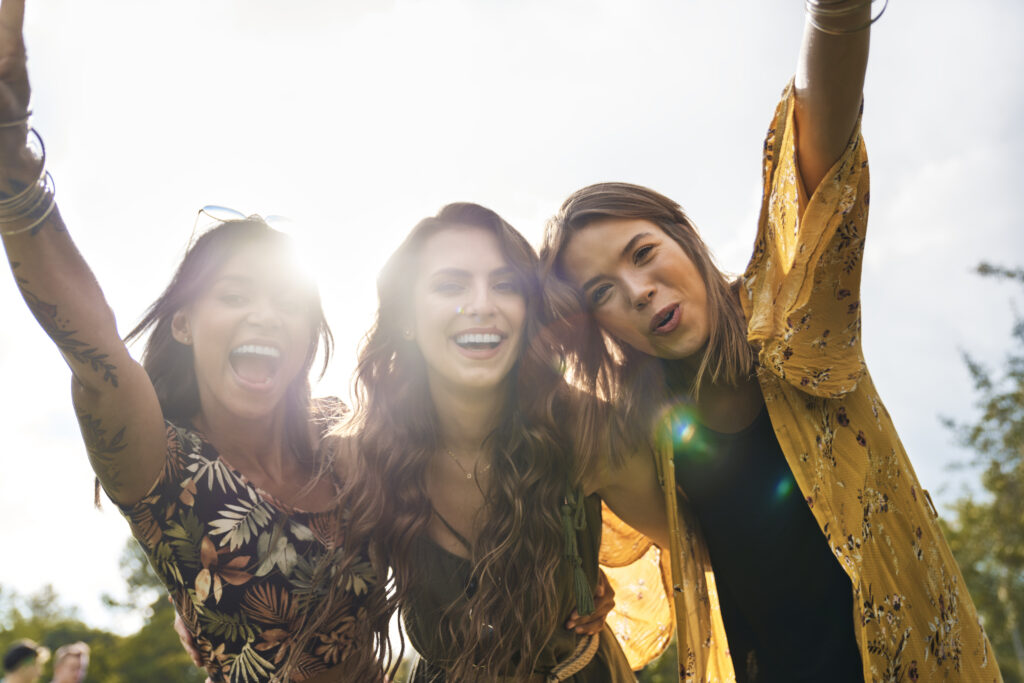 Mulheres se divertindo para ilustrar a experiência no Tomorrowland Brasil 2025.