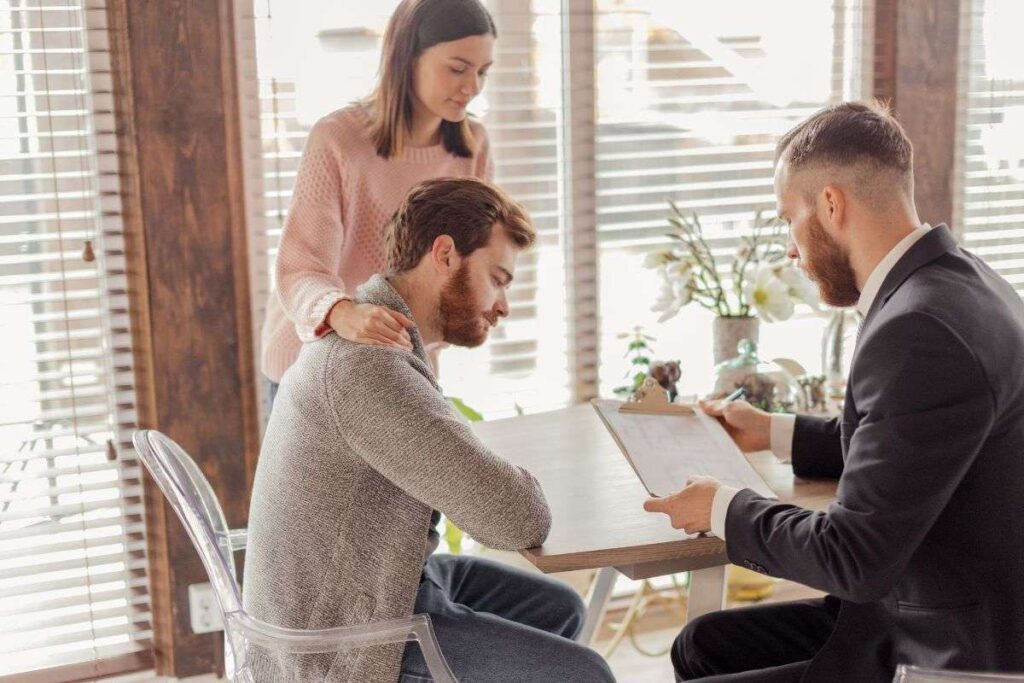 Casal elaborando herança com ajuda do advogado.