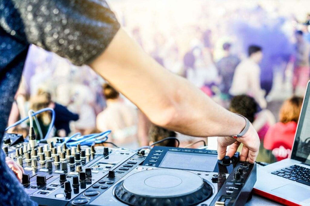 DJ tocando na festa.