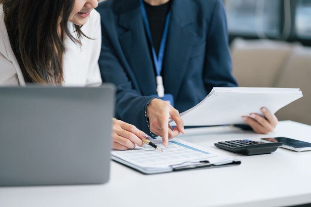 Contador assessorando cliente sobre CNPJ dropshipping.