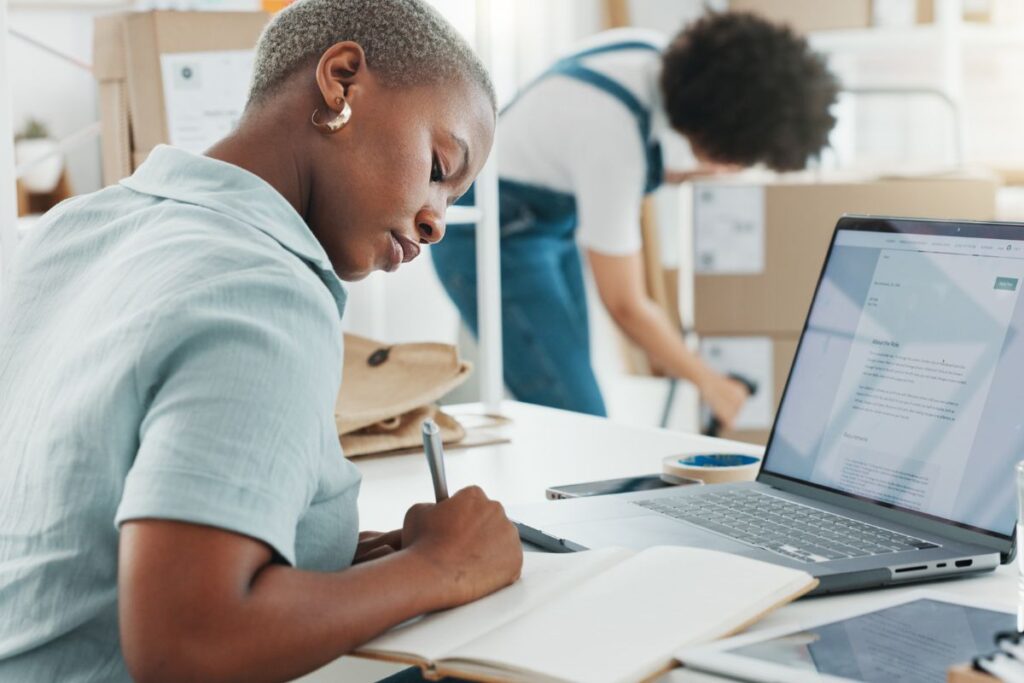 Mulher pesquisando sobre CNAE para dropshipping.