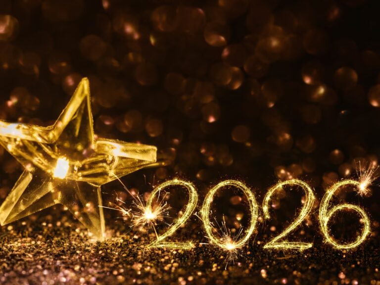 Inspire-se com frases para fotos de 2026 e celebre a virada com luz, brilho e novos começos.
