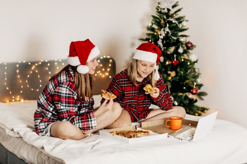 Meninas assistindo filmes de Natal