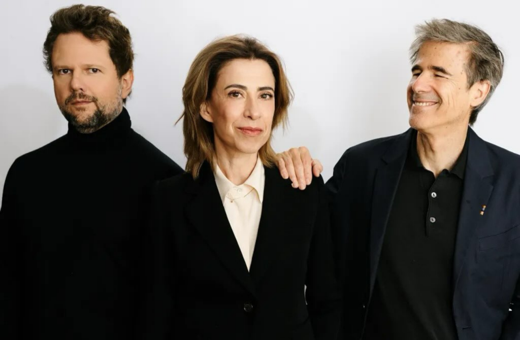 O elenco do filme "Ainda Estou Aqui", com Fernanda Torres, Selton Mello e o diretor Walter Salles. Descubra mais sobre suas indicações e a cerimônia de premiação!