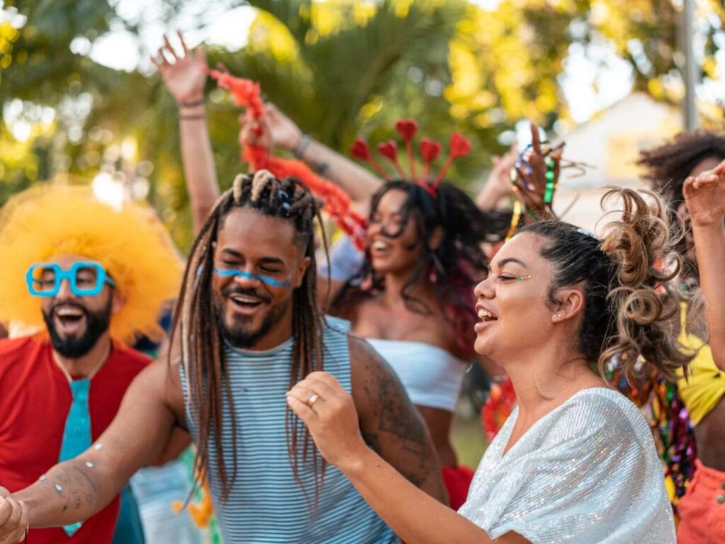 Pessoas aproveitando blocos de carnaval do Rio de Janeiro