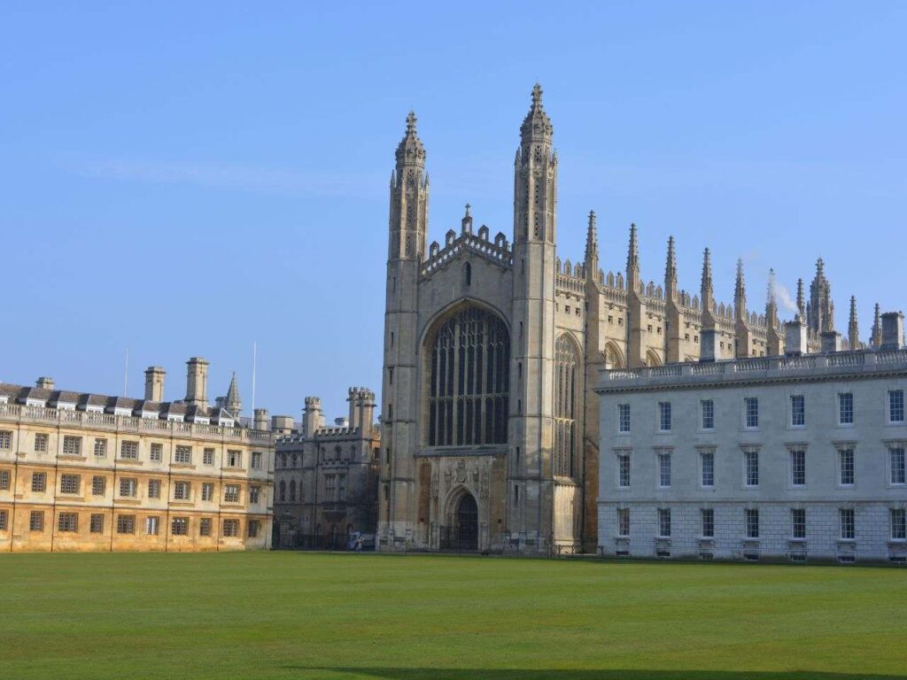 Entrada da Universidade de Cambridge uma das melhores do mundo
