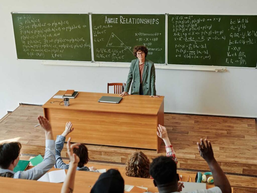 Alunos assistindo aula nas melhores universidades do mundo