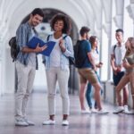 Estudantes visitando uma das melhores universidades do mundo