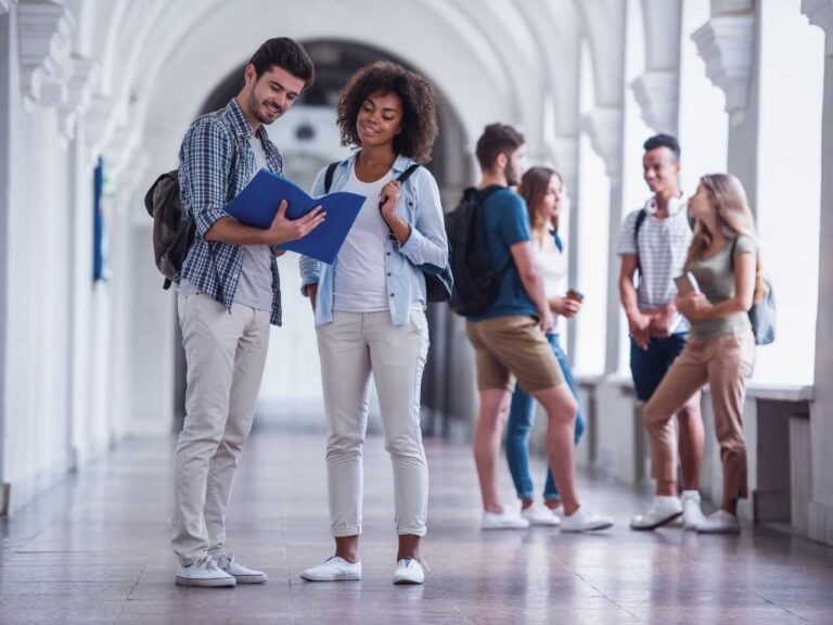 Estudantes visitando uma das melhores universidades do mundo