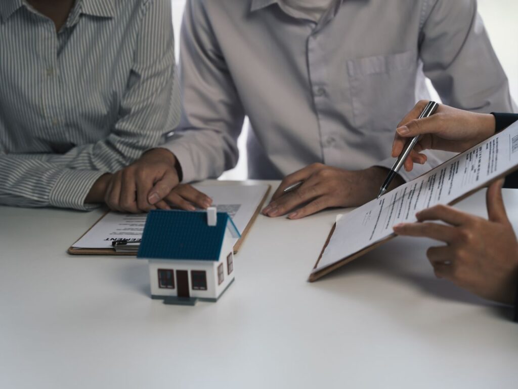 Homens discutindo sobre contrato