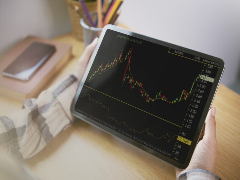 Dólar abriu a R$5,6989 às 09h00 nesta quarta-feira (26). Mercado financeiro acompanha a cotação em um dia com importantes indicadores.