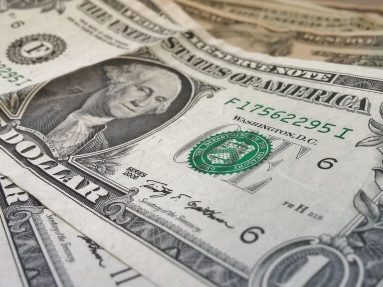 dólar hoje está cotado a R$ 5,75